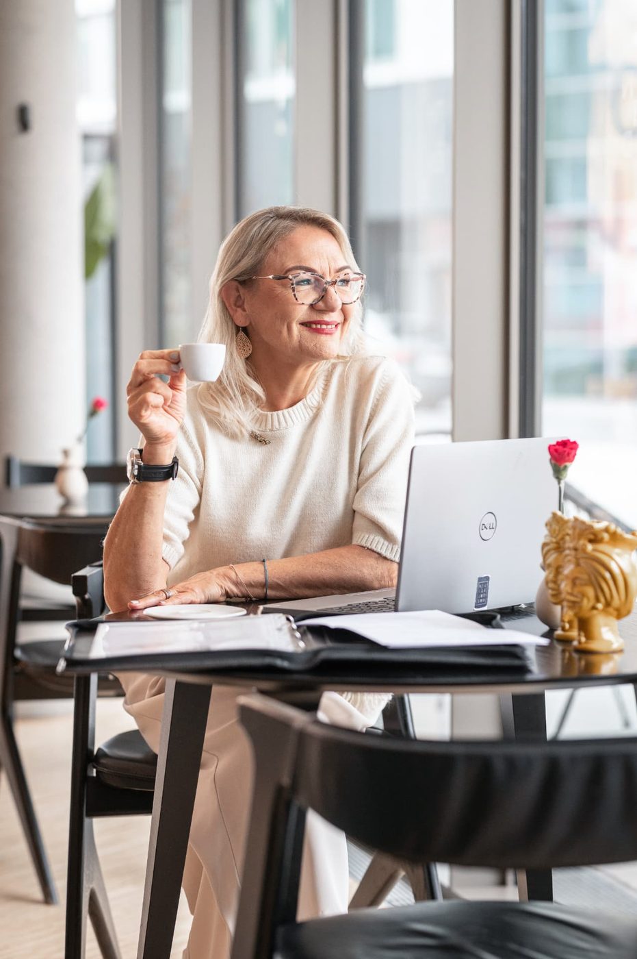 Martina Kohrgruber bei einem Kaffee am Laptop – Vorbereitung eines Trauergesprächs